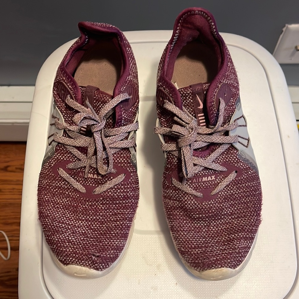 Nike Air Max size 7 Maroon red with gray knit top sneakers